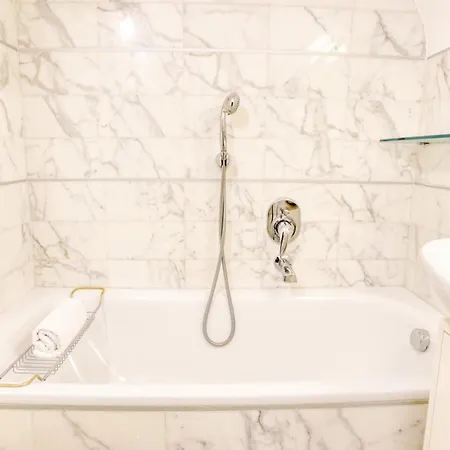 Lägenhet San Babila Elegant Duplex - Design District Milano